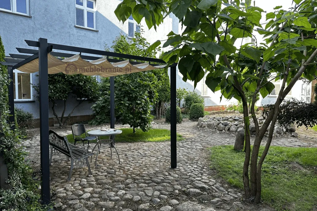 Pergola aluminiowa w ogrodzie — Kirn 3x3 m (dostępna na meblobranie.pl)