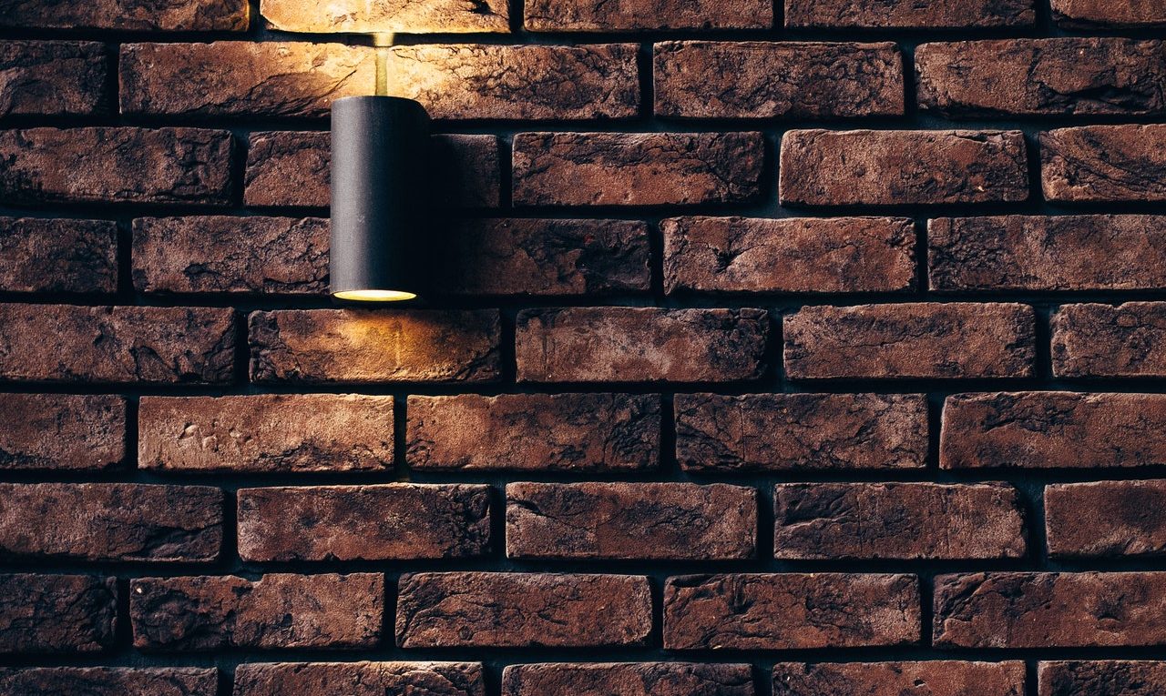 Jak oświetlić ścianę z cegły
