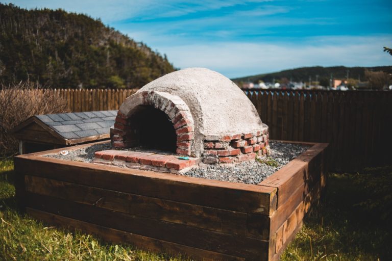Kamień do pizzy – jaki wybrać, jak piec i jak czyścić kamień do pieczenia pizzy?