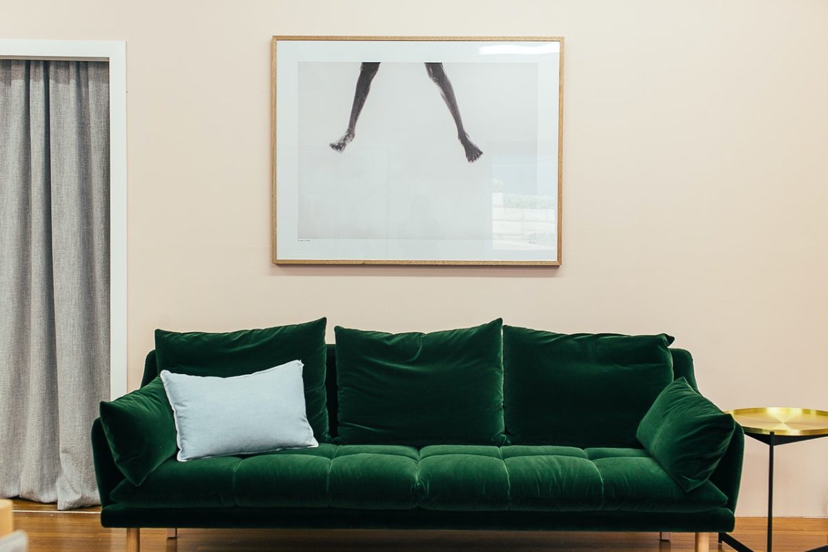 Kanapa do małego salonu – jaką sofę wybrać do małego pokoju